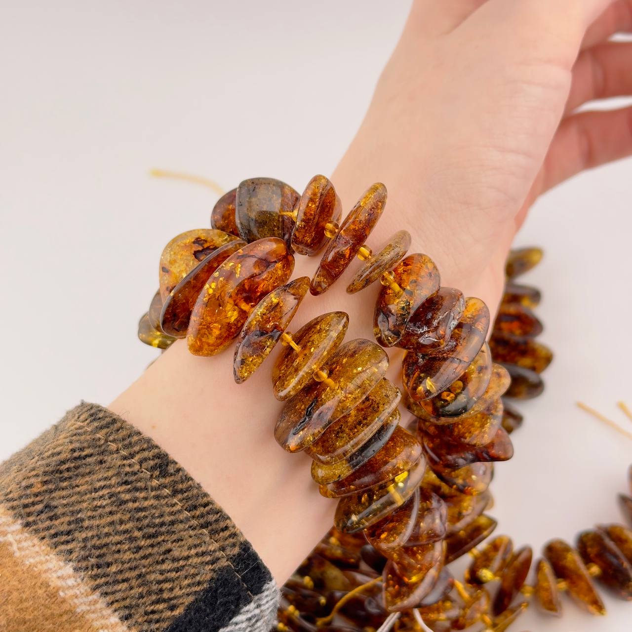 Янтарь форма галтовка средний размер 21*6мм